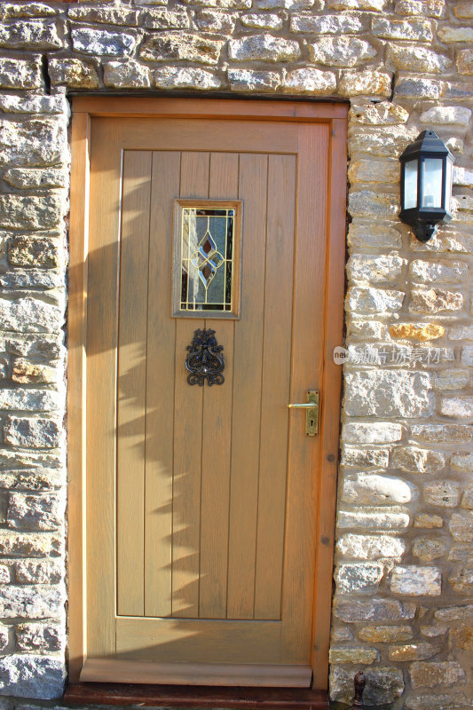 木质的前门/后门门环，鹅卵石墙